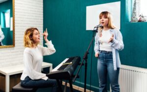 Học thanh nhạc để sử dụng giọng đúng cách